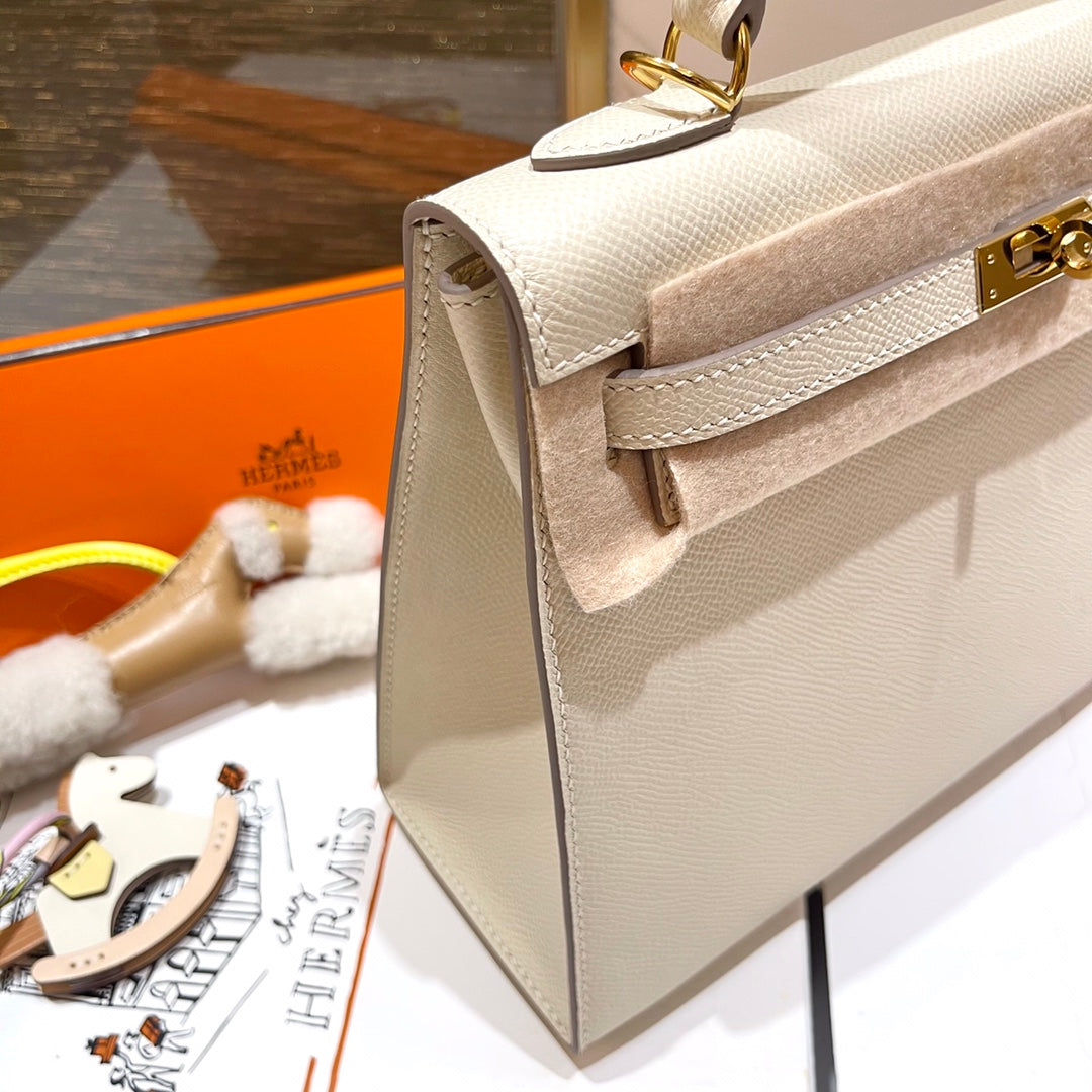 HM KELLY 25CM WEISSES EPSOM-LEDER GOLDENE BESCHLÄGE