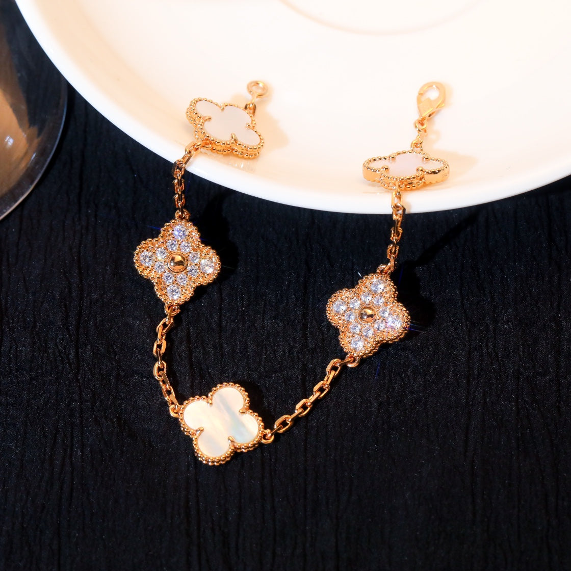 ®ジュエリコーン®クローバーブレスレット 5モチーフ ホワイトモップダイヤモンド