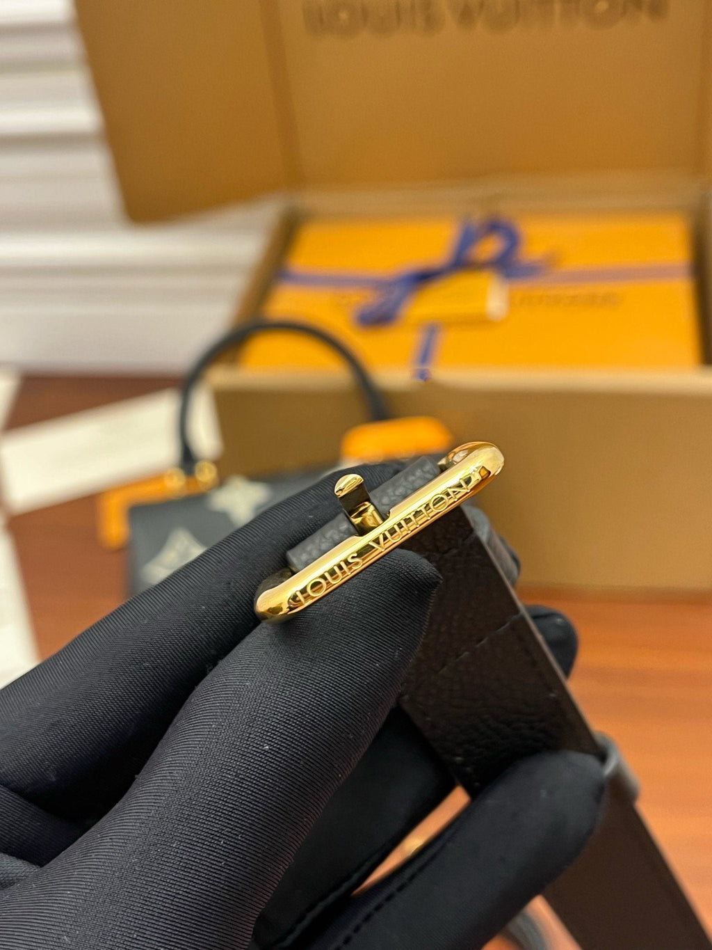 MADELEINE SCHWARZES BIOCOLOR-MONOGRAMM-EMPREINTE-LEDER