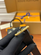 MADELEINE SCHWARZES BIOCOLOR-MONOGRAMM-EMPREINTE-LEDER