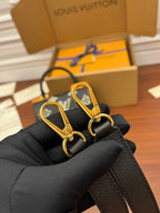 MADELEINE SCHWARZES BIOCOLOR-MONOGRAMM-EMPREINTE-LEDER