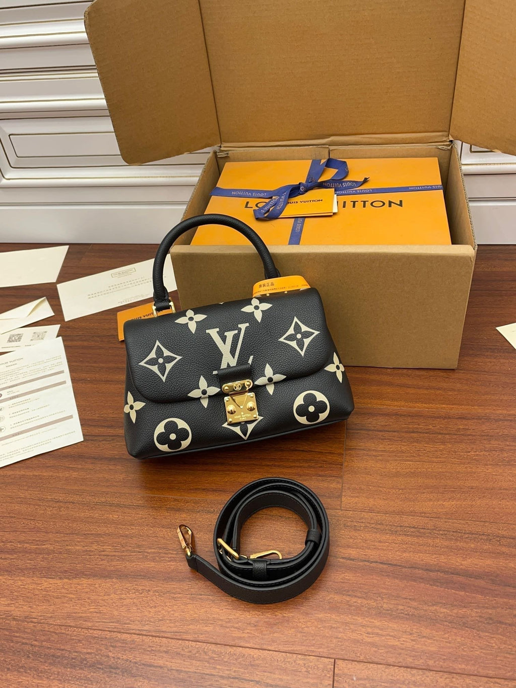 MADELEINE SCHWARZES BIOCOLOR-MONOGRAMM-EMPREINTE-LEDER