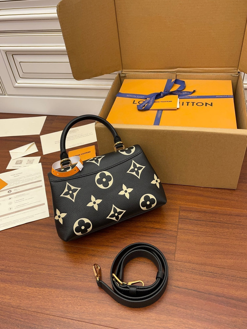 MADELEINE SCHWARZES BIOCOLOR-MONOGRAMM-EMPREINTE-LEDER