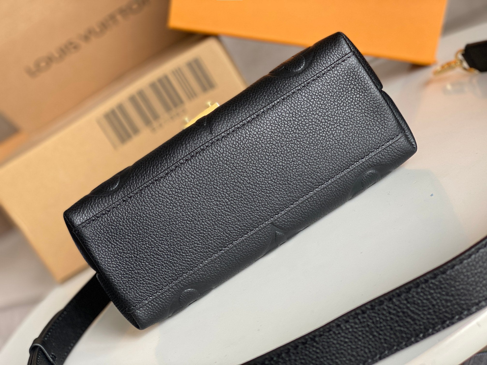 MADELEINE SCHWARZES MONOGRAMM-EMPREINTE-LEDER