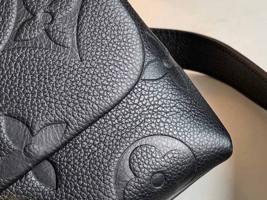 MADELEINE SCHWARZES MONOGRAMM-EMPREINTE-LEDER