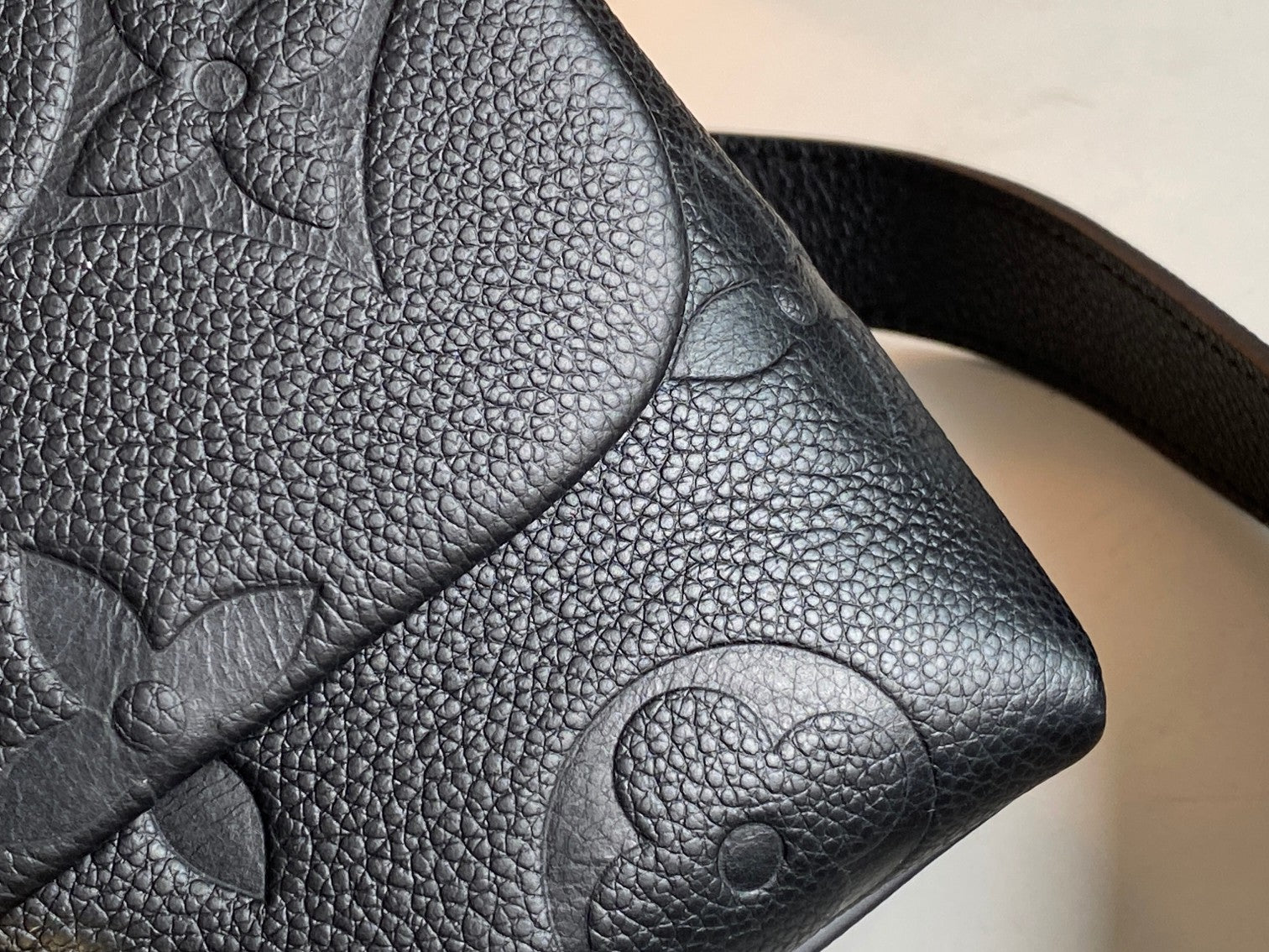 MADELEINE SCHWARZES MONOGRAMM-EMPREINTE-LEDER