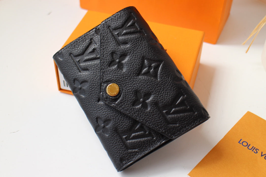 VICTORINE-BRIEFTASCHE 12 CM SCHWARZES MONOGRAMM-EMPREINTE-LEDER