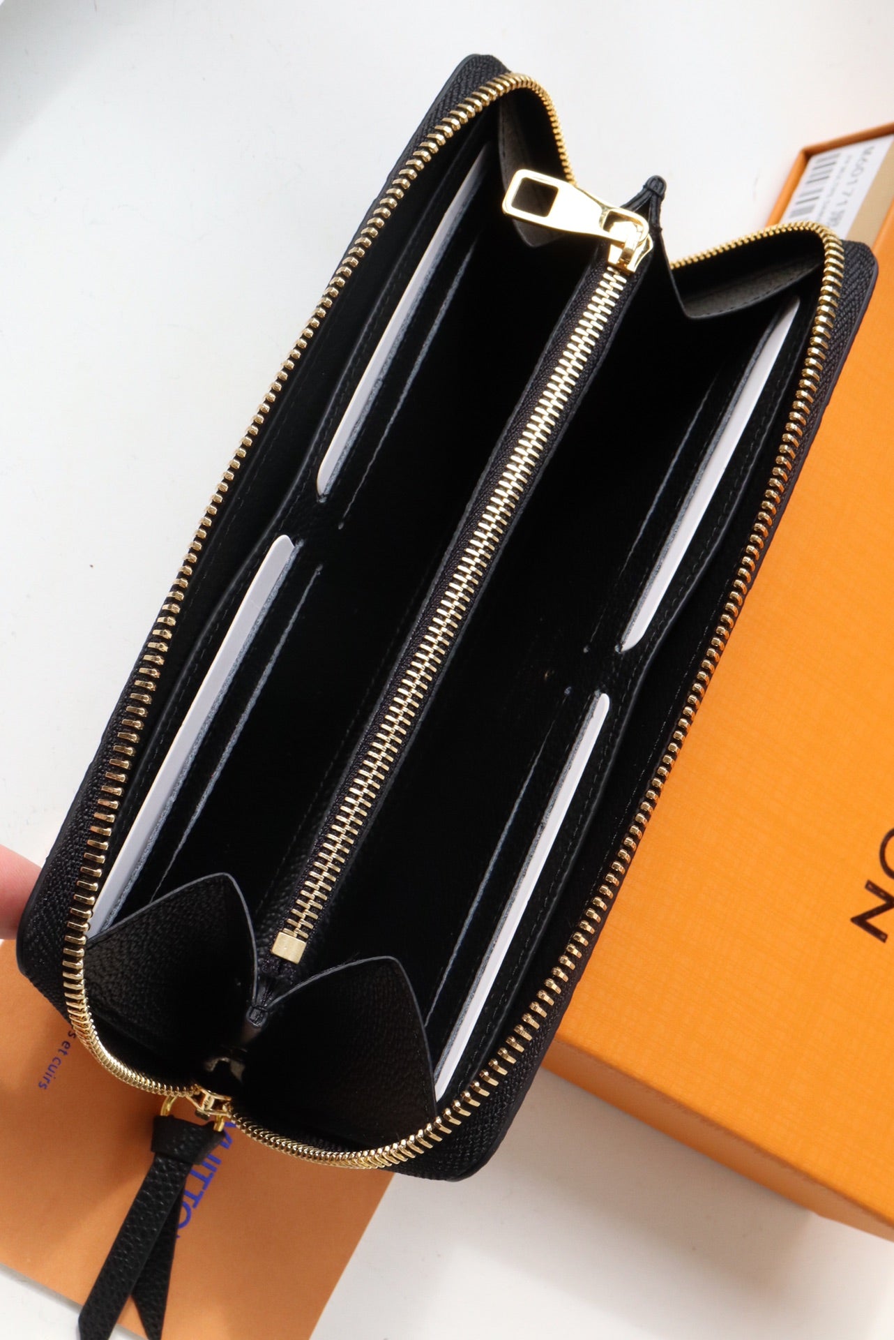 CLEMENCE BRIEFTASCHE 20 CM SCHWARZES MONOGRAMM-EMPREINTE-LEDER