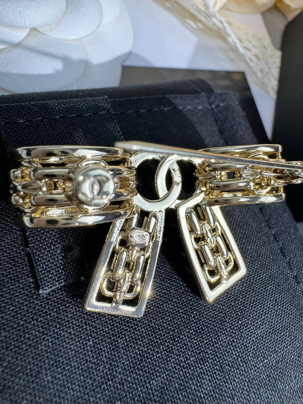 [⭐JeweliWhal]25K Hollow Bow Brooch