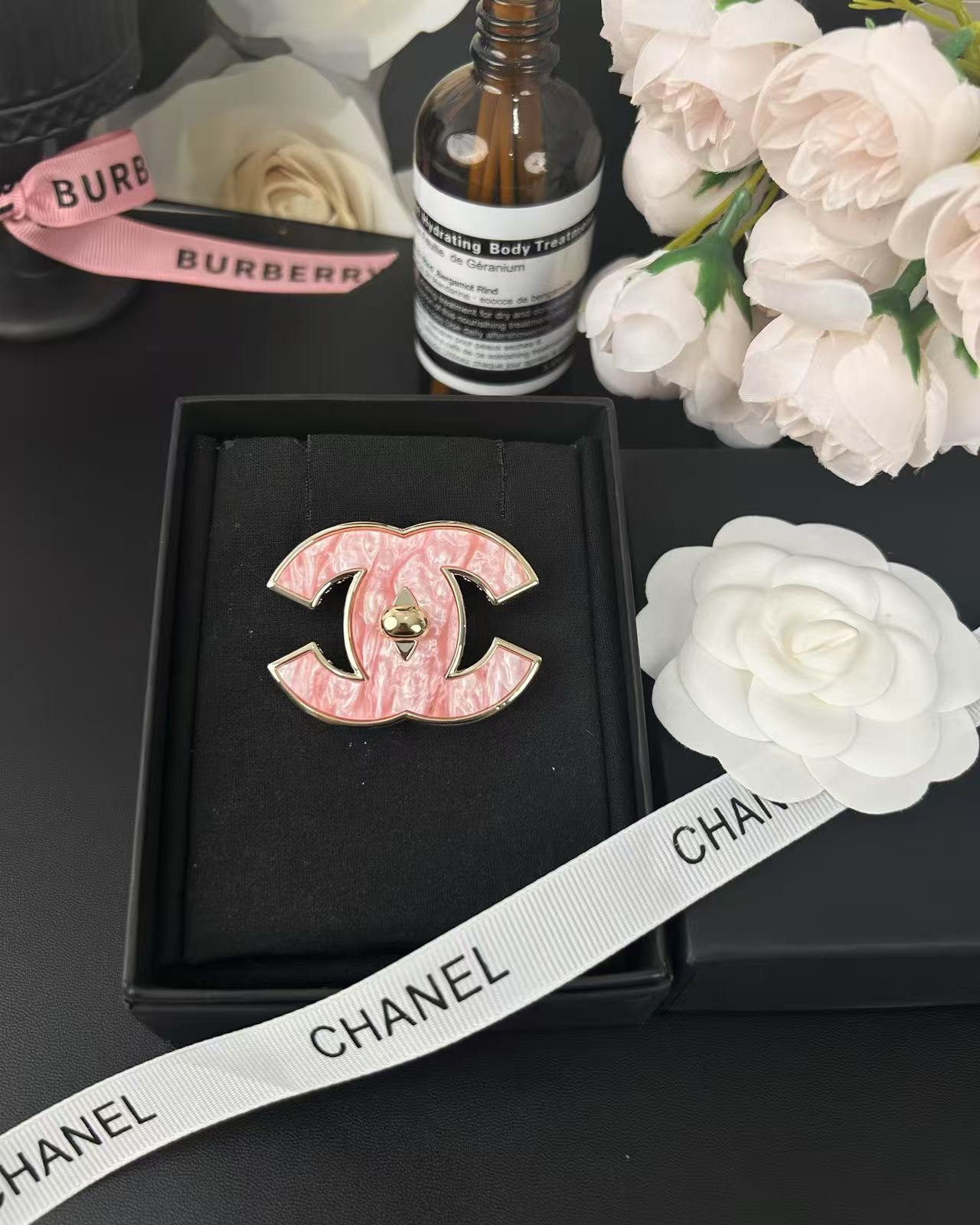 [⭐JeweliWhal]Pink Resin Classic Brooch 5cm