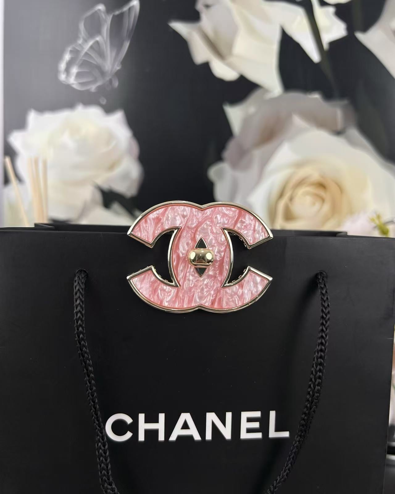 [⭐JeweliWhal]Pink Resin Classic Brooch 5cm