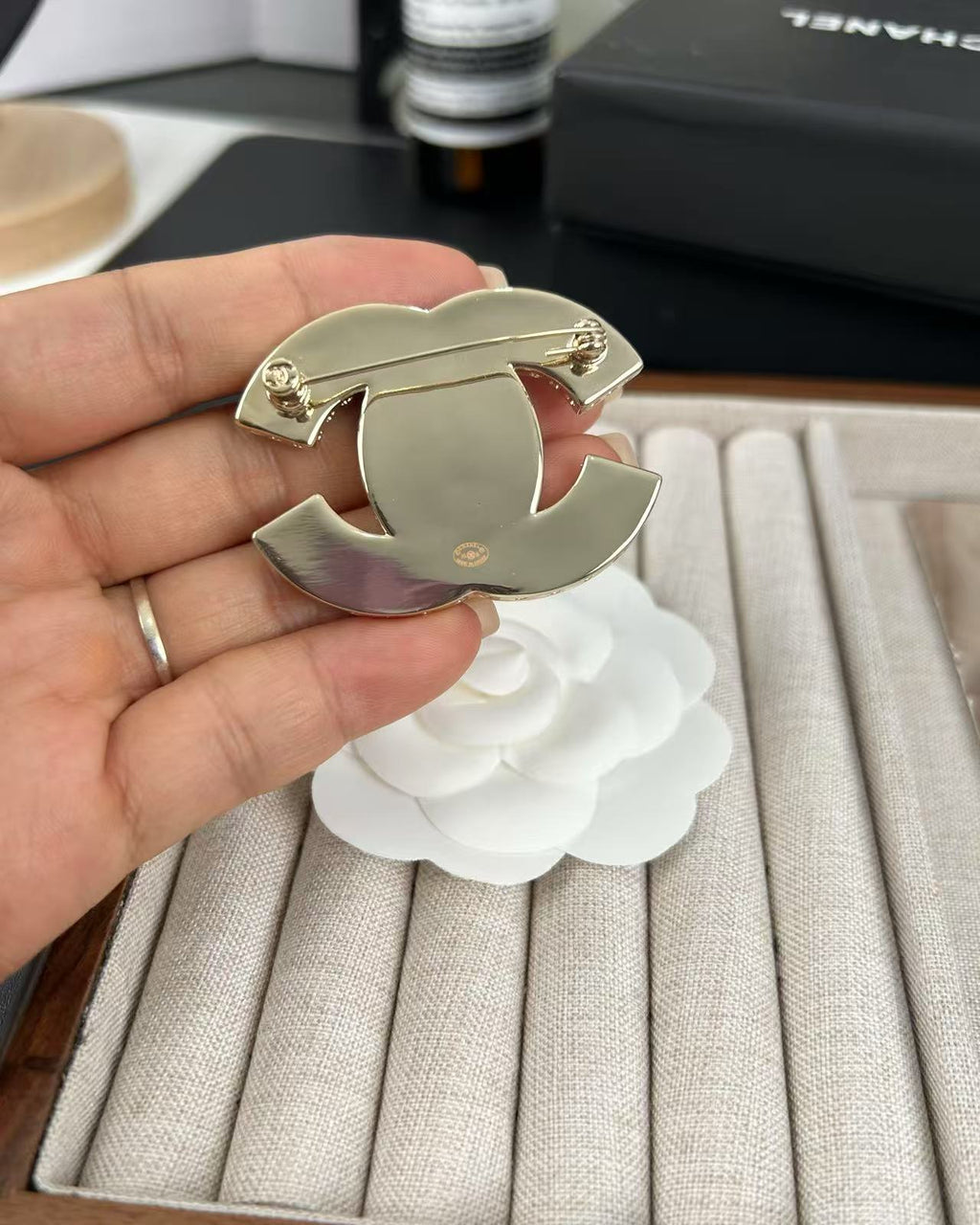 [⭐JeweliWhal]Pink Resin Classic Brooch 5cm