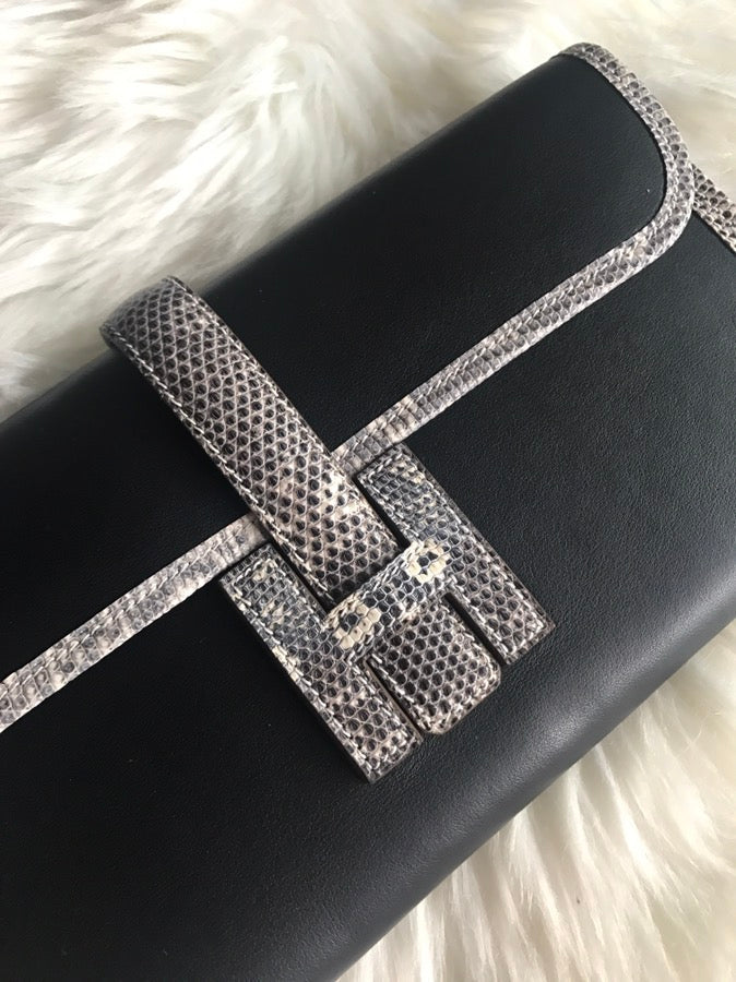 JIGE ELAN 29 Clutch aus schwarzem Kalbsleder mit weißem Eidechsenleder (auf Bestellung gefertigt)