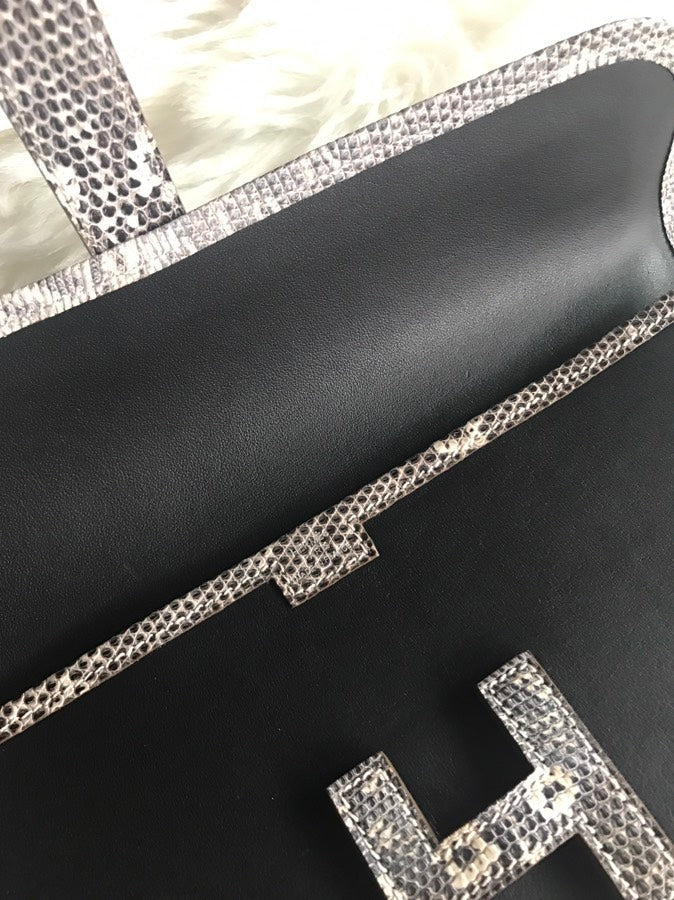 JIGE ELAN 29 Clutch aus schwarzem Kalbsleder mit weißem Eidechsenleder (auf Bestellung gefertigt)