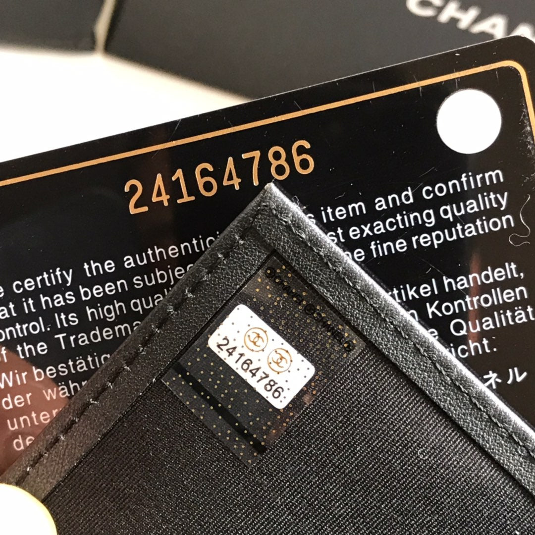 Kartenetui mit Klappe, 11,5 cm, schwarzes genarbtes Kalbsleder, Gold Icon