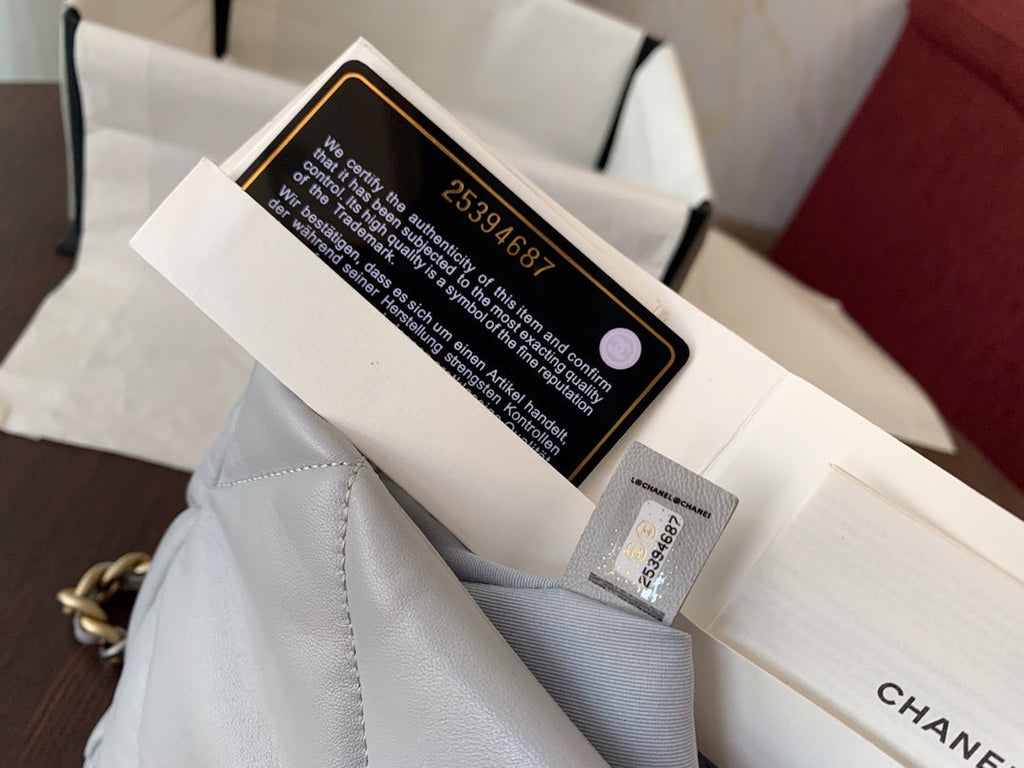 19 Klapptasche 30 Graues Ziegenleder Goldene Beschläge 