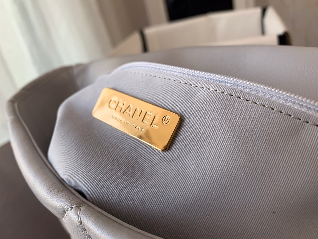 19 Klapptasche 30 Graues Ziegenleder Goldene Beschläge 