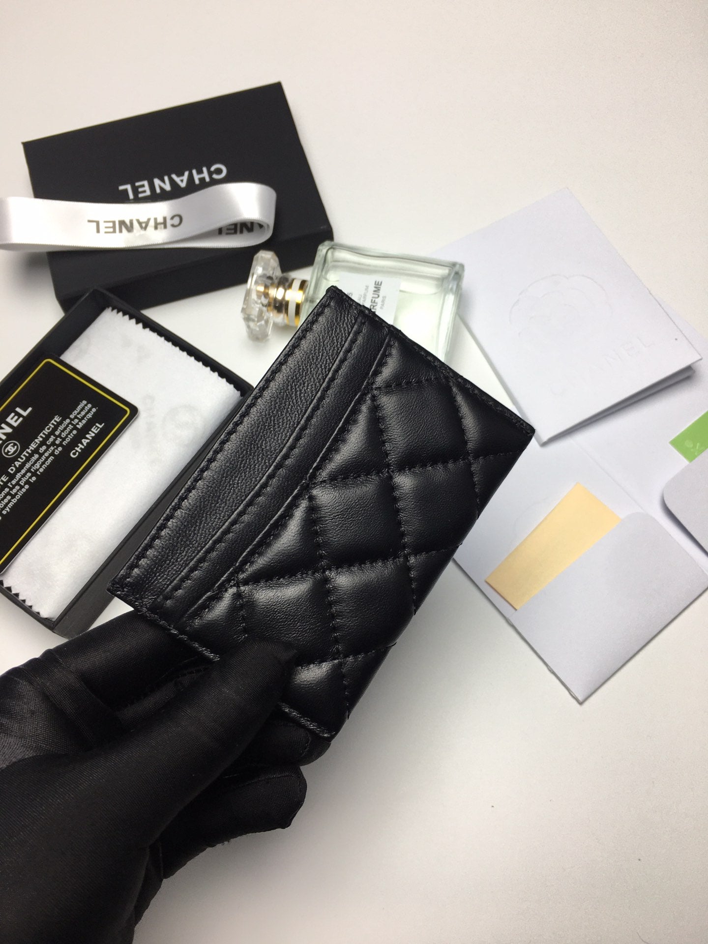 Kreditkartenetui 11,2 cm, schwarzes Kalbsleder, silbernes Symbol