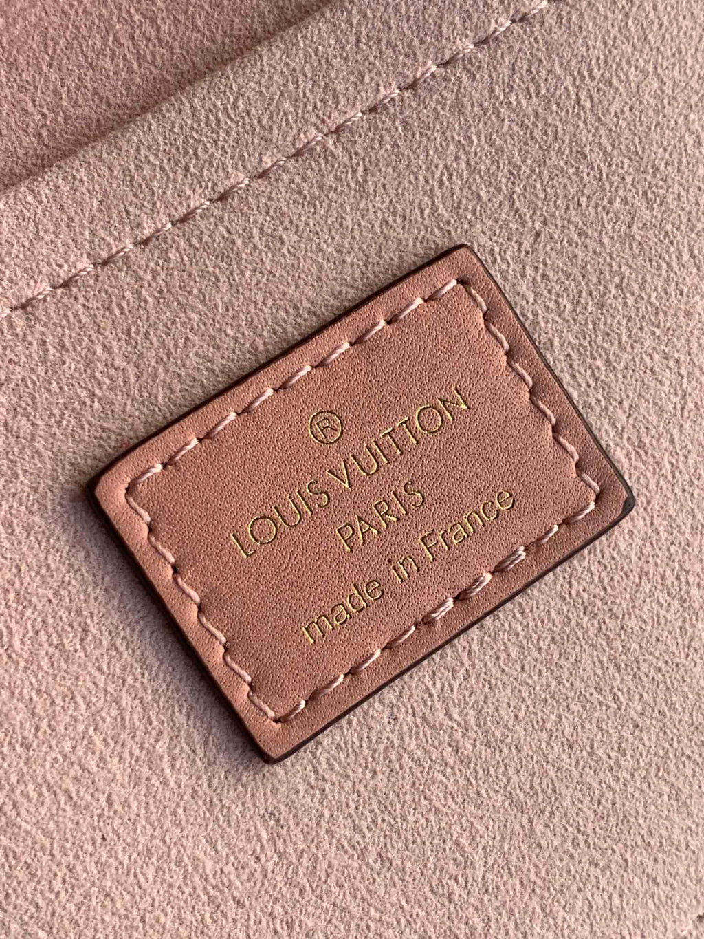 LOCKY BB 21 IN BRAUNER MONOGRAMM-CANVAS UND PFIRSICHFARBENEM KALBSLEDER MIT GOLDENER SCHNALLE