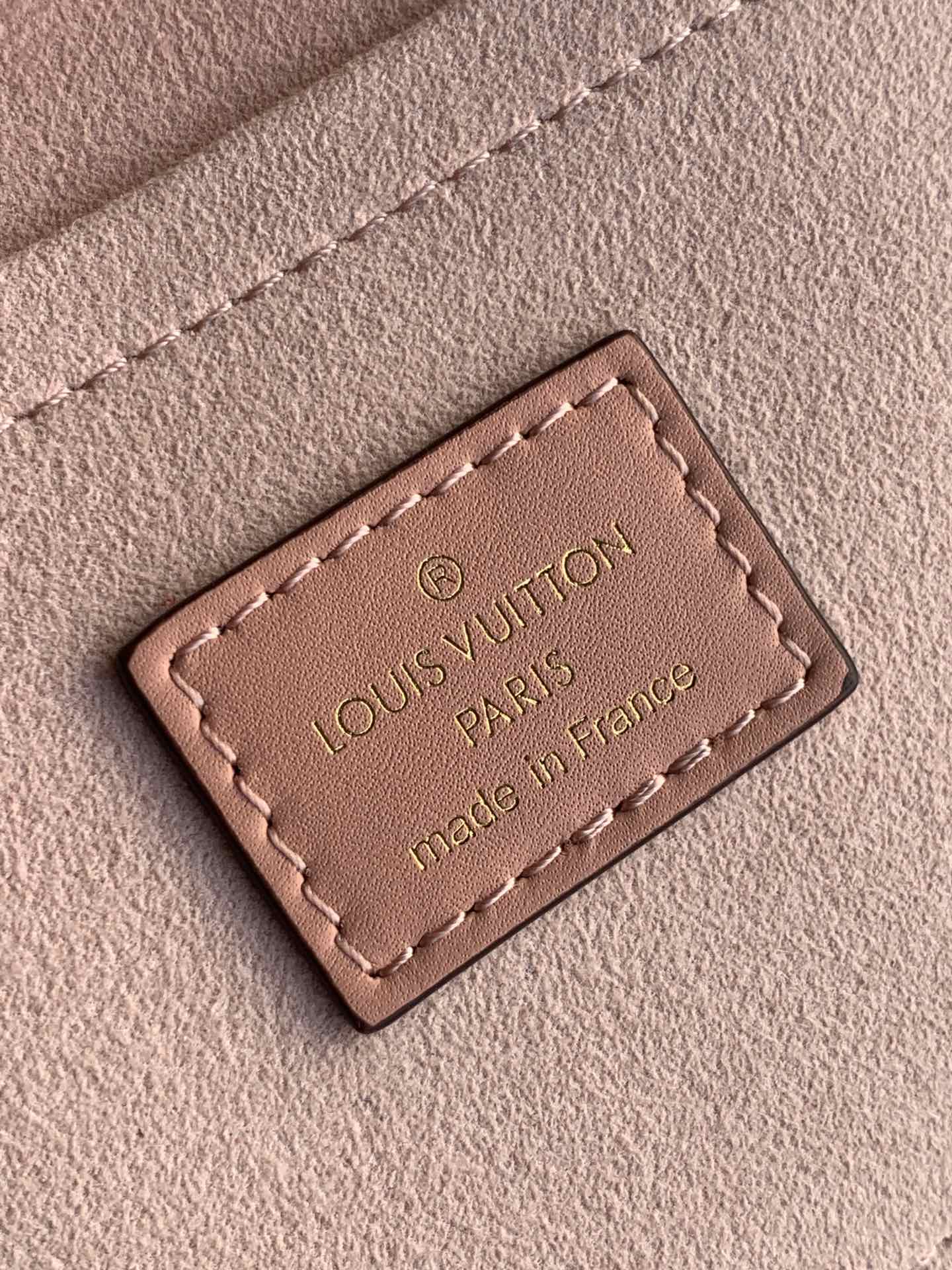 LOCKY BB 21 IN BRAUNER MONOGRAMM-CANVAS UND PFIRSICHFARBENEM KALBSLEDER MIT GOLDENER SCHNALLE