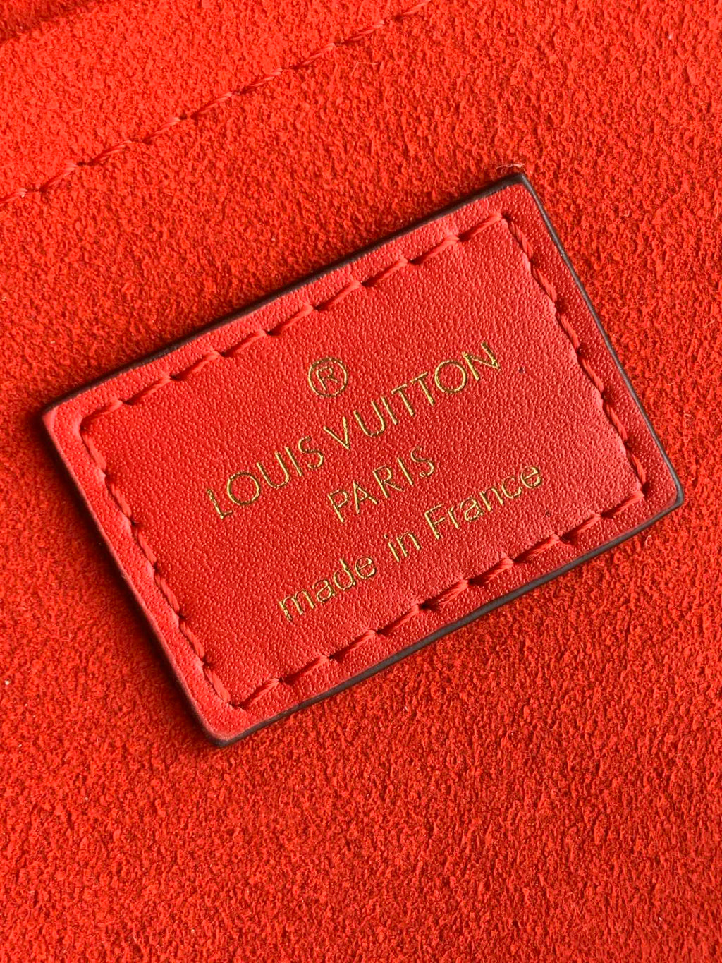 LOCKY BB 21 IN BRAUNER MONOGRAMM-CANVAS UND ROTES KALBSLEDER MIT GOLDENER SCHNALLE