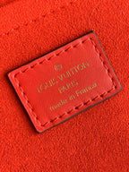 LOCKY BB 21 IN BRAUNER MONOGRAMM-CANVAS UND ROTES KALBSLEDER MIT GOLDENER SCHNALLE