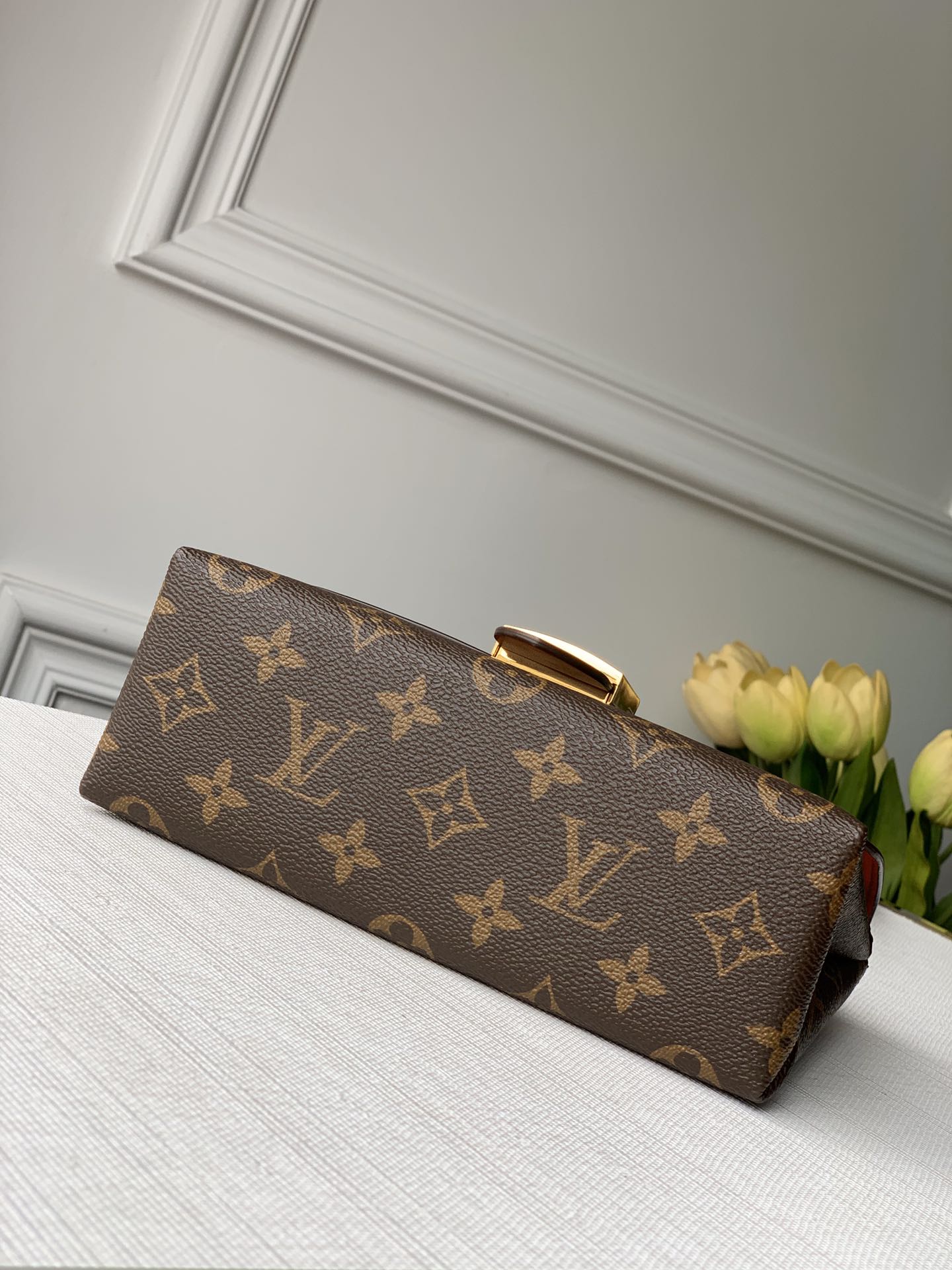 LOCKY BB 21 IN BRAUNER MONOGRAMM-CANVAS UND ROTES KALBSLEDER MIT GOLDENER SCHNALLE