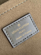 LOCKY BB 21 IN BRAUNEM MONOGRAMM-CANVAS UND KHAKI-GRÜNEM KALBSLEDER MIT GOLDENER SCHNALLE