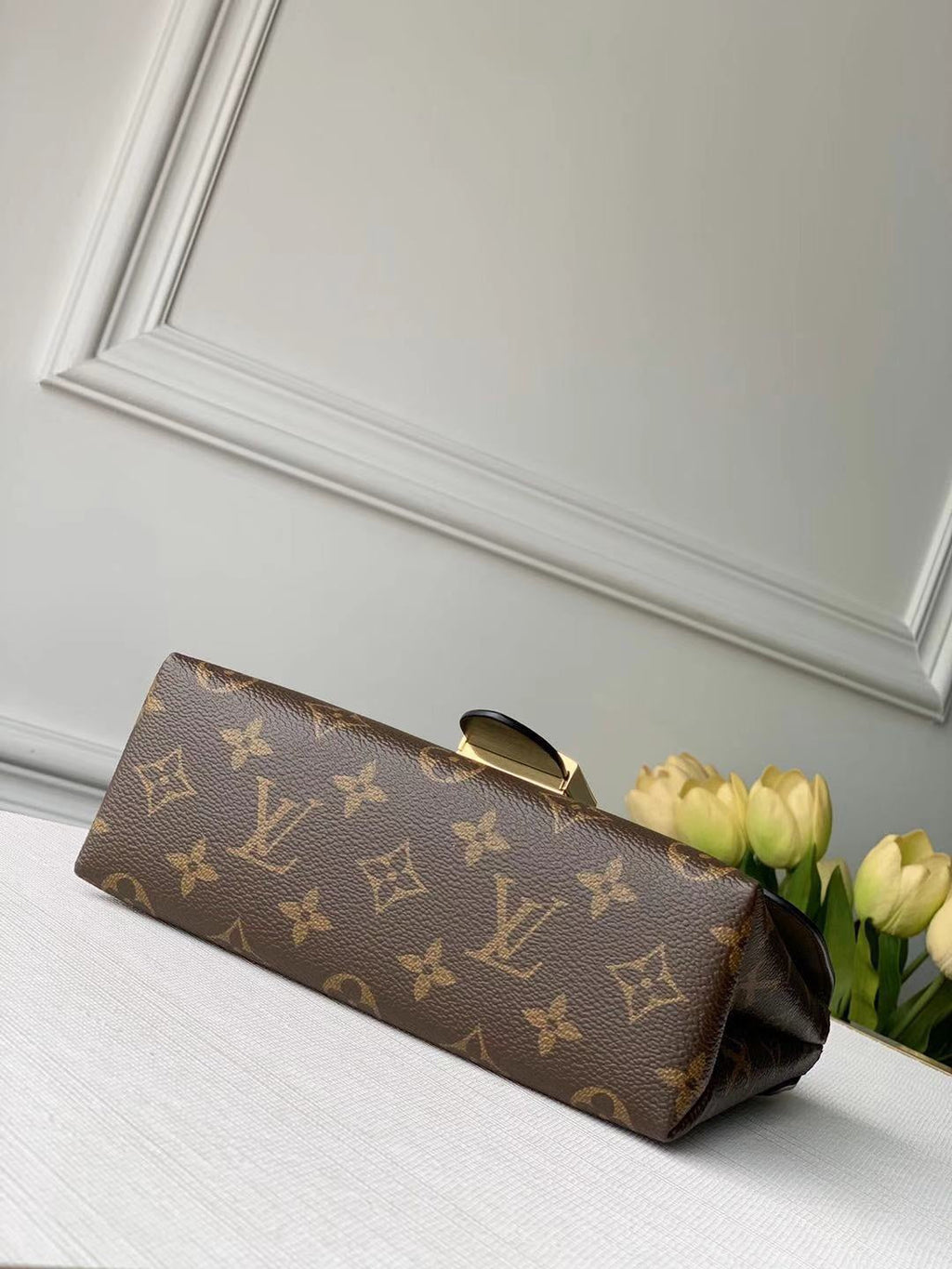 LOCKY BB 21 IN BRAUNEM MONOGRAMM-CANVAS UND KHAKI-GRÜNEM KALBSLEDER MIT GOLDENER SCHNALLE