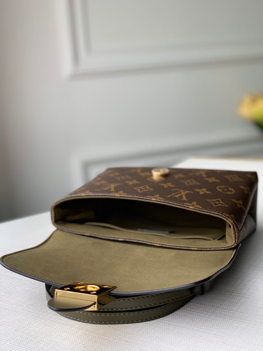 LOCKY BB 21 IN BRAUNEM MONOGRAMM-CANVAS UND KHAKI-GRÜNEM KALBSLEDER MIT GOLDENER SCHNALLE