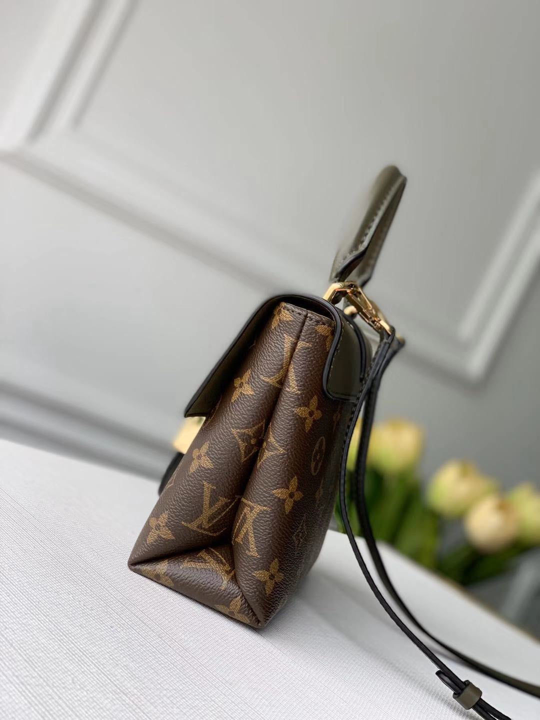 LOCKY BB 21 IN BRAUNEM MONOGRAMM-CANVAS UND KHAKI-GRÜNEM KALBSLEDER MIT GOLDENER SCHNALLE