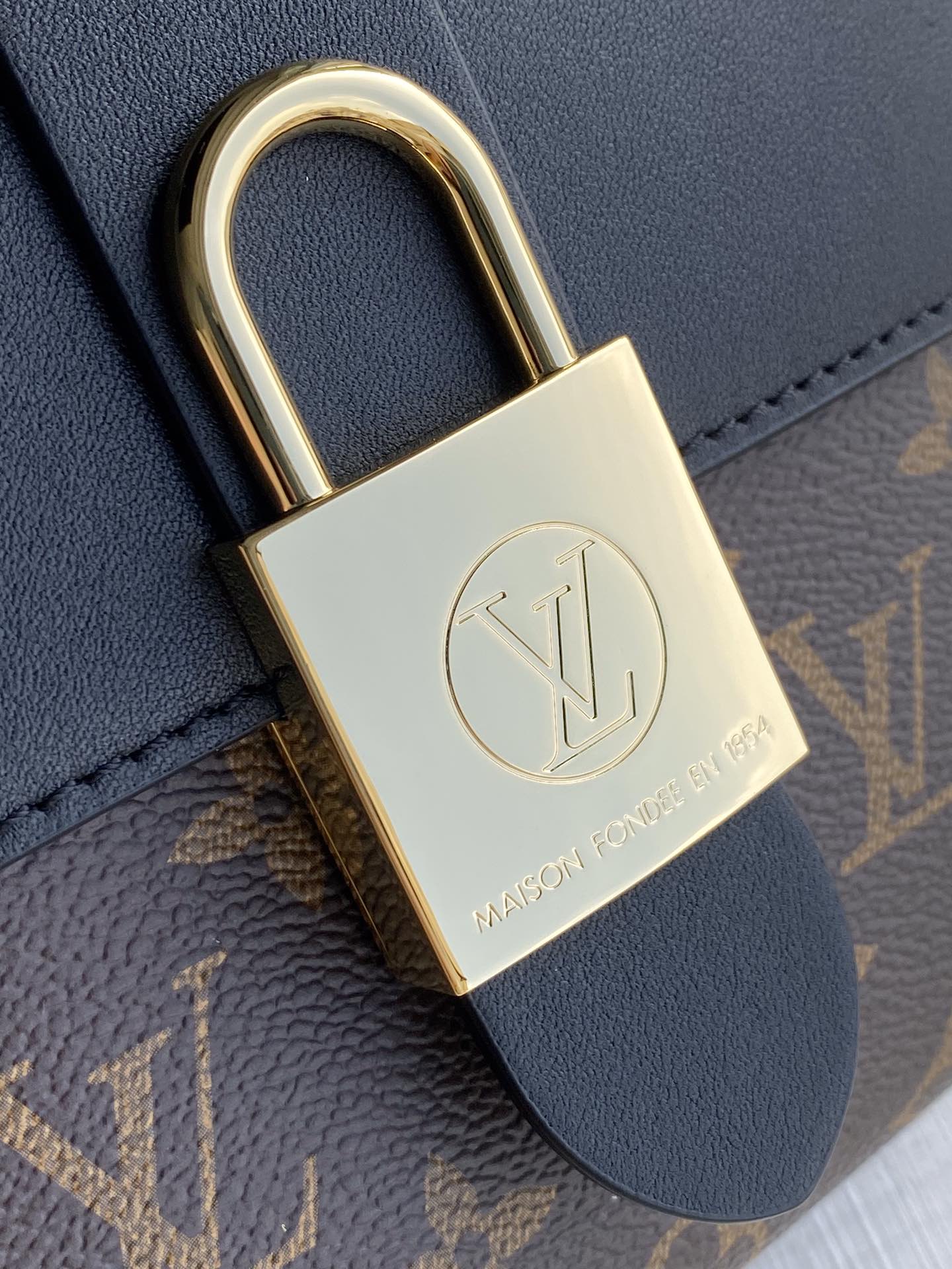 LOCKY BB 21 IN BRAUNEM MONOGRAMM-CANVAS UND SCHWARZEM KALBSLEDER GOLDENE SCHNALLE