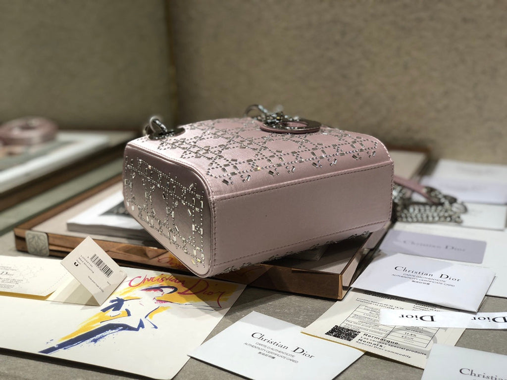 LADY 24 HANDTASCHE MIT DIAMANTGEPRÄGUNG IN SILBERNEM KALBSLEDER