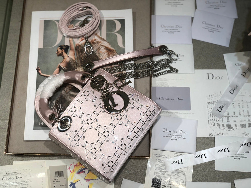 LADY 24 HANDTASCHE MIT DIAMANTGEPRÄGUNG IN SILBERNEM KALBSLEDER