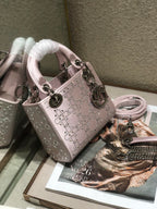 LADY 24 HANDTASCHE MIT DIAMANTGEPRÄGUNG IN SILBERNEM KALBSLEDER