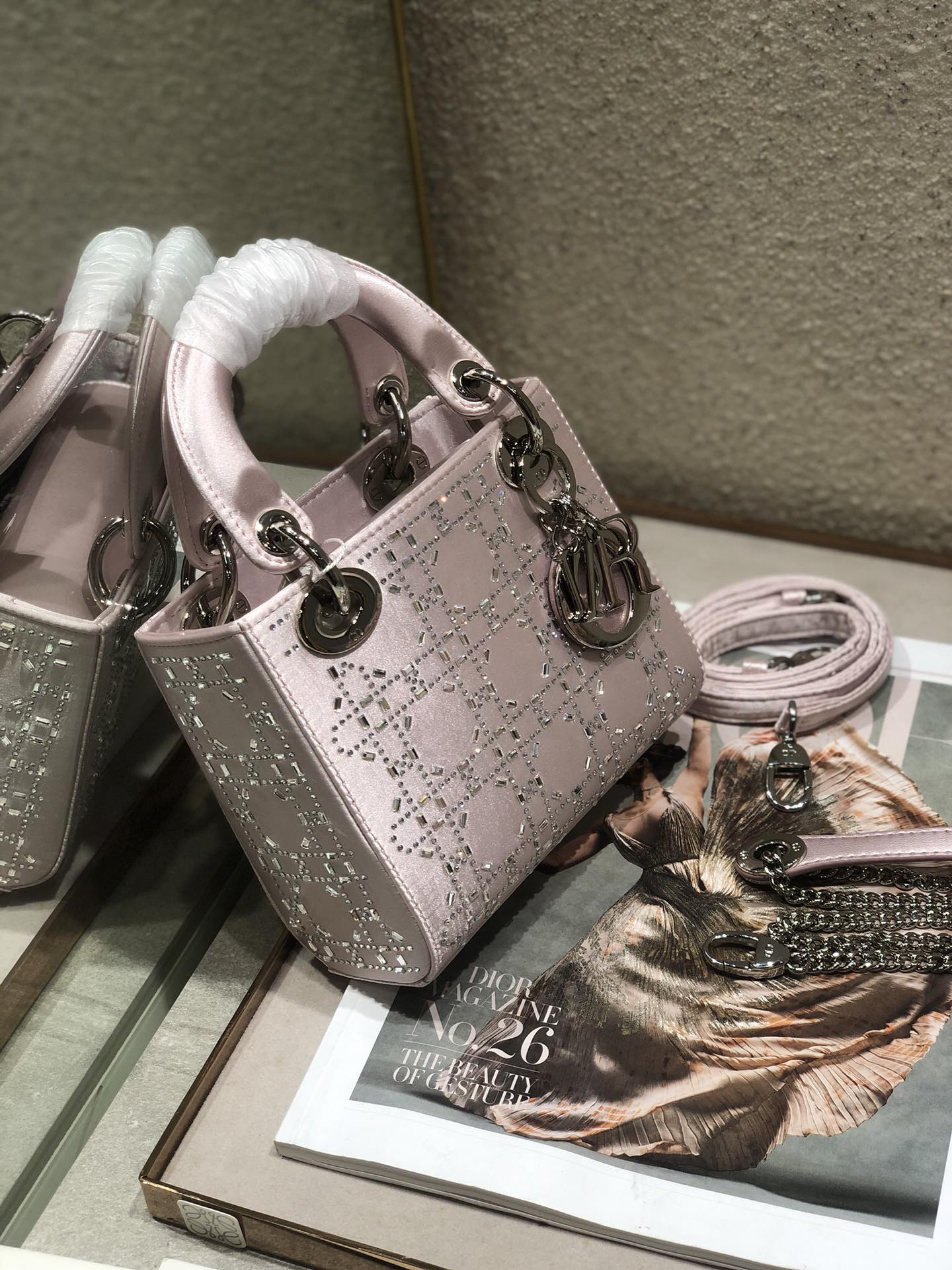 LADY 24 HANDTASCHE MIT DIAMANTGEPRÄGUNG IN SILBERNEM KALBSLEDER