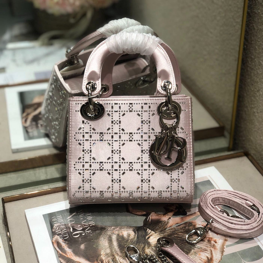 LADY 24 HANDTASCHE MIT DIAMANTGEPRÄGUNG IN SILBERNEM KALBSLEDER