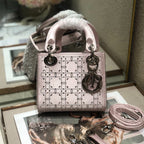 LADY 24 HANDTASCHE MIT DIAMANTGEPRÄGUNG IN SILBERNEM KALBSLEDER