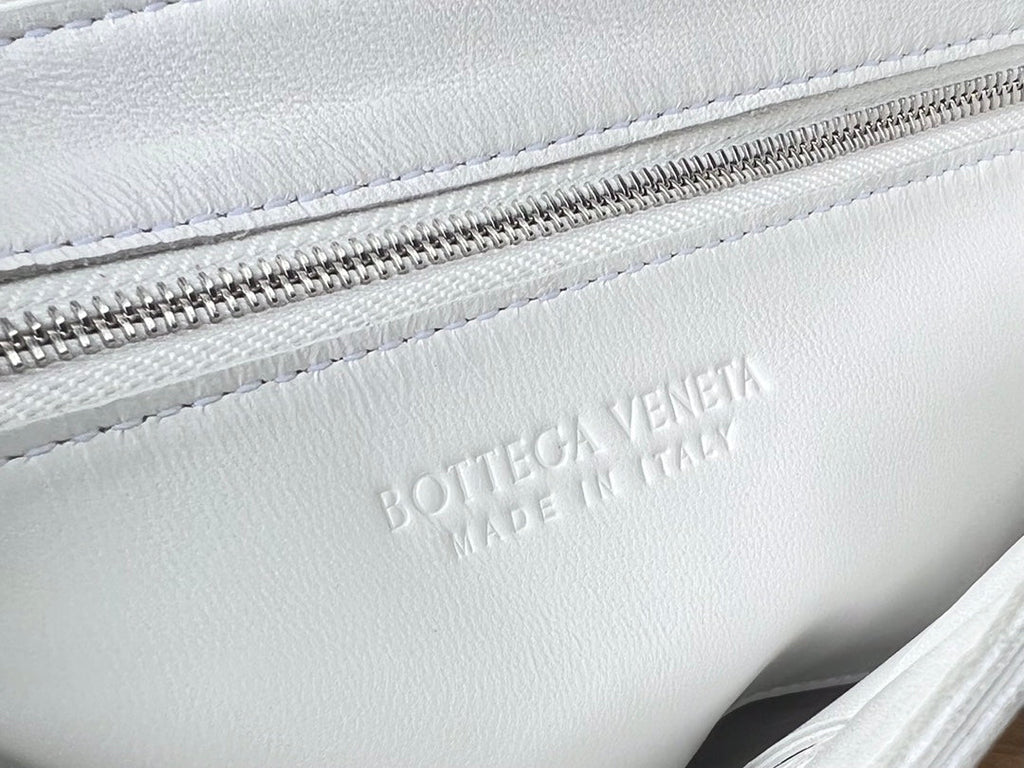 SMALL CASSETTE 23 IN WHITE FRINGED CALFSKIN