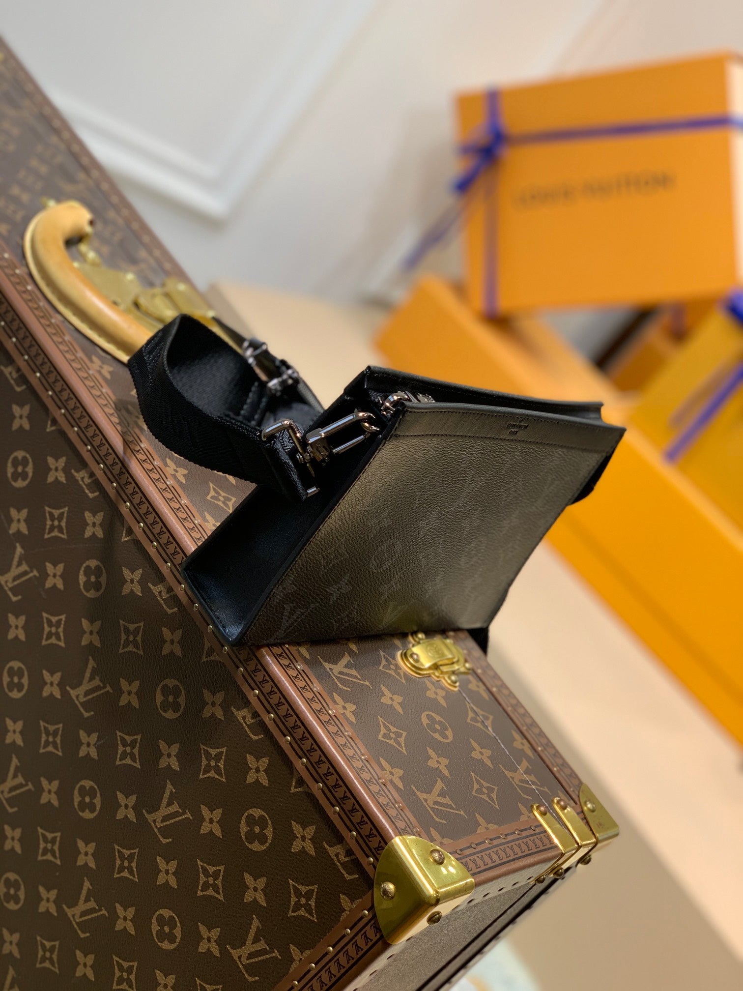 ANPHA WEARABLE WALLET 18 IN BLACK MONOGRAM ECLIPSE REVERSE CALFSKIN