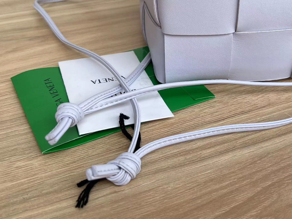 KLEINER KASSETTEN-BUCKET 18 IN HELLLILA KALBSLEDER