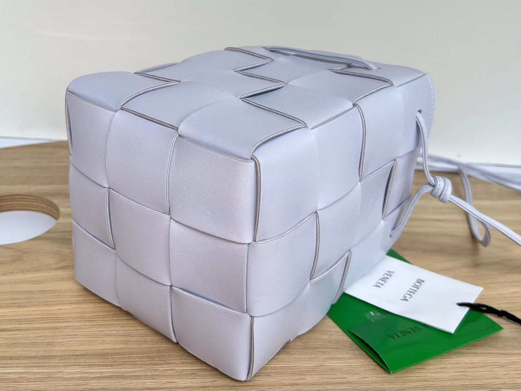 KLEINER KASSETTEN-BUCKET 18 IN HELLLILA KALBSLEDER