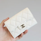 CC FLAP CARD HOLDER 11.3 WHITE GRAINED CALFSKIN GOLD ICON