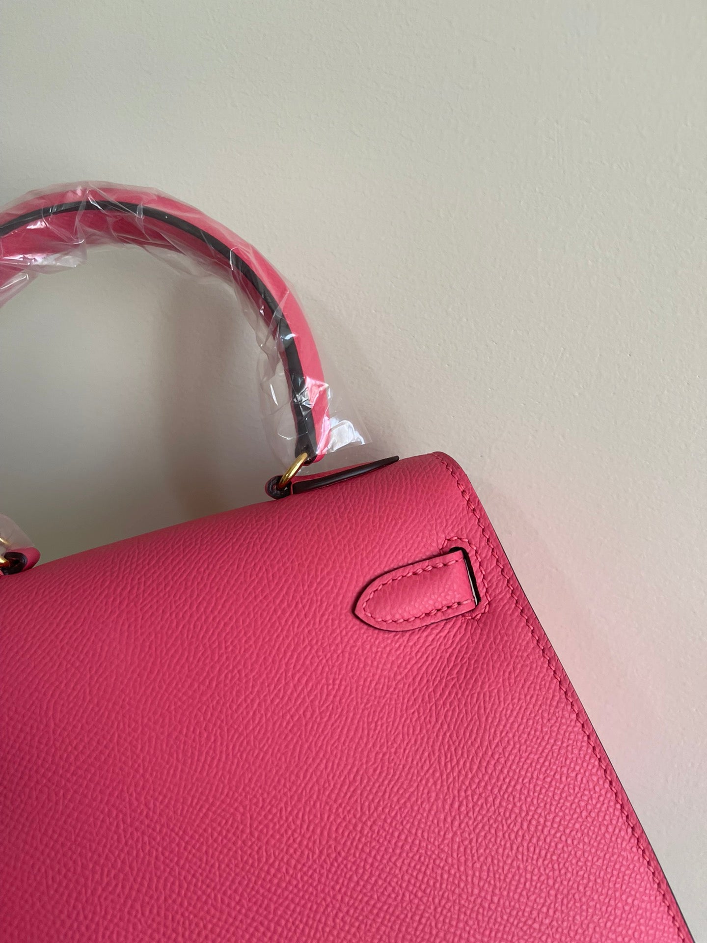 KELLY MINI 20 TASCHE AUS ROT-ROSA KALBSLEDER MIT GOLDENEN BESCHLÄGEN (AUF BESTELLUNG GEFERTIGT)