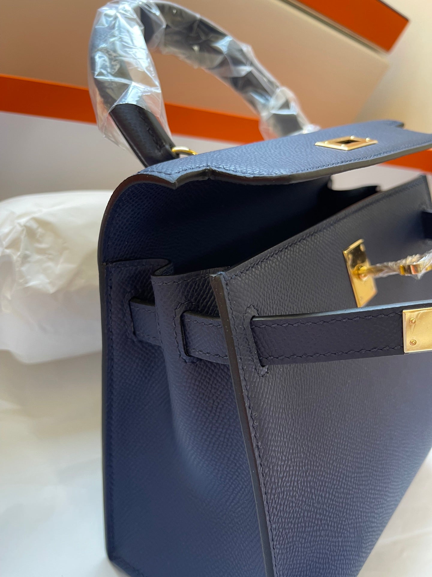 KELLY MINI 20 TASCHE AUS MARINEBLAUEM KALBSLEDER MIT GOLDENEN BESCHLÄGEN (AUF BESTELLUNG GEFERTIGT)