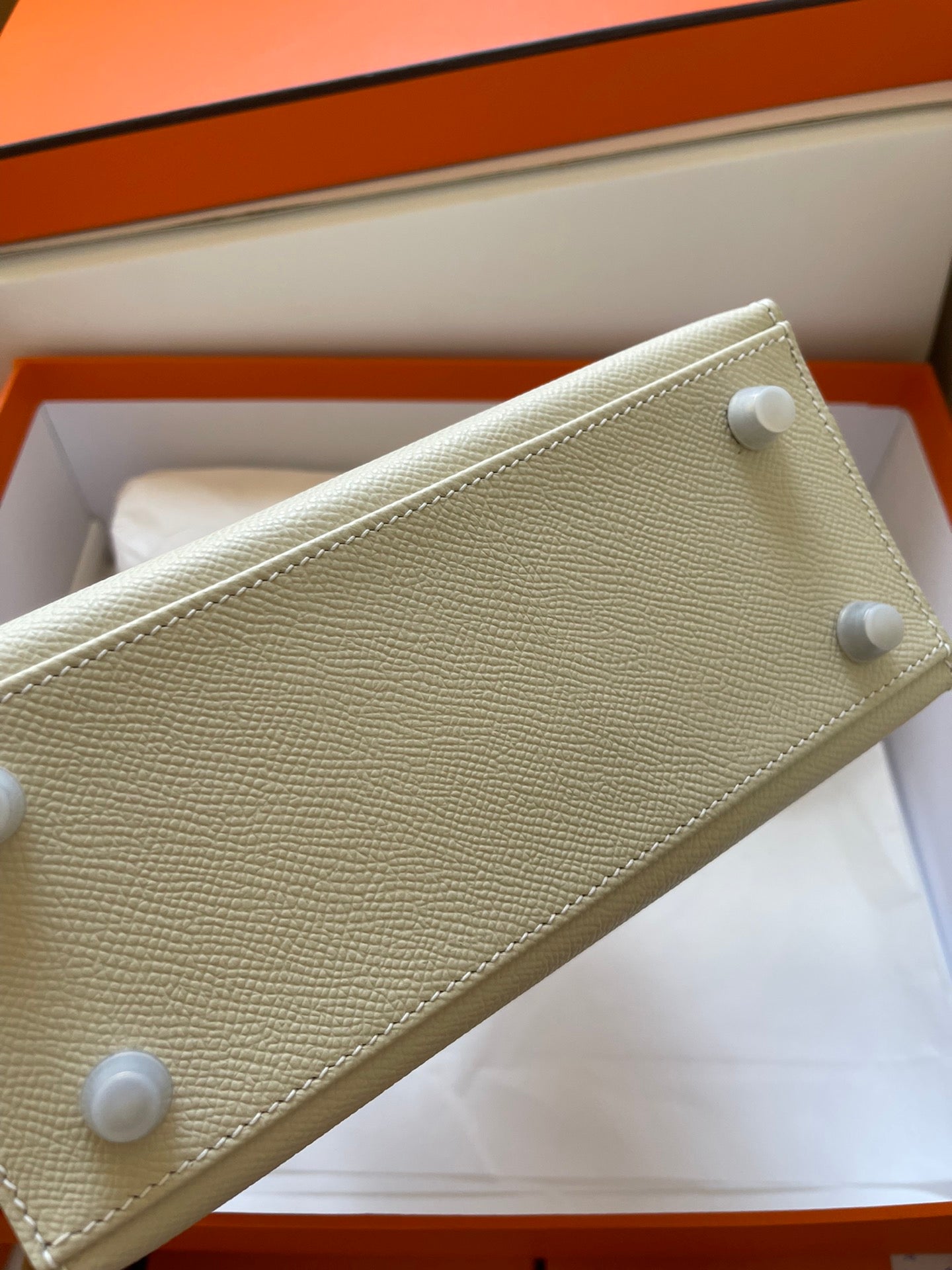 KELLY MINI 20er-Packung aus haferfarbenem Kalbsleder mit silbernen Beschlägen