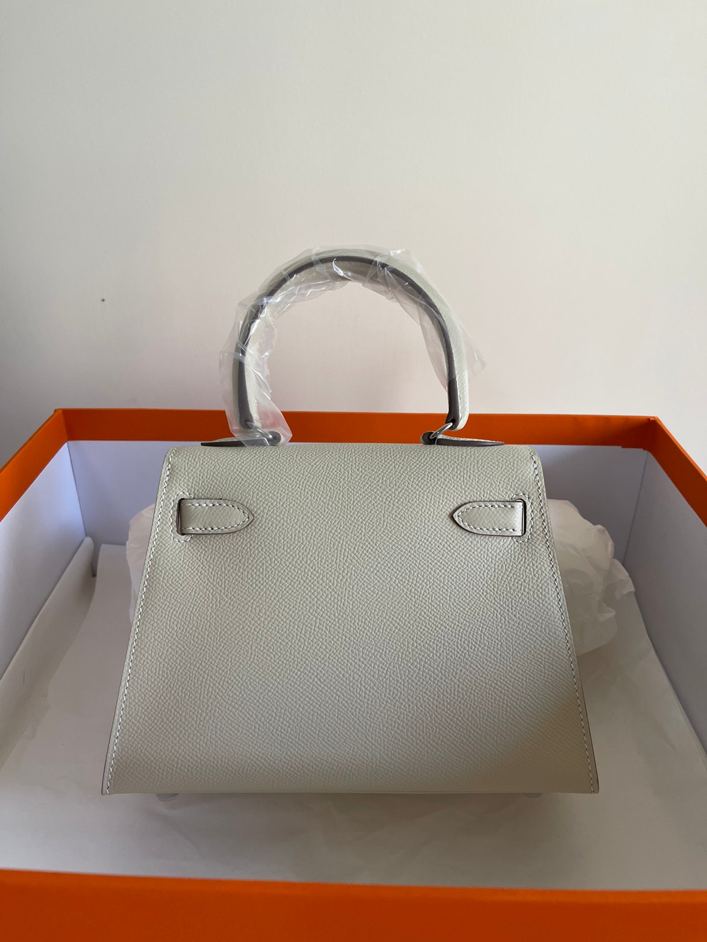 KELLY MINI 20er-Packung aus haferfarbenem Kalbsleder mit silbernen Beschlägen