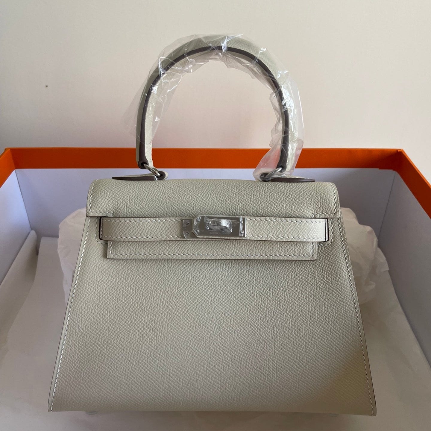 KELLY MINI 20er-Packung aus haferfarbenem Kalbsleder mit silbernen Beschlägen