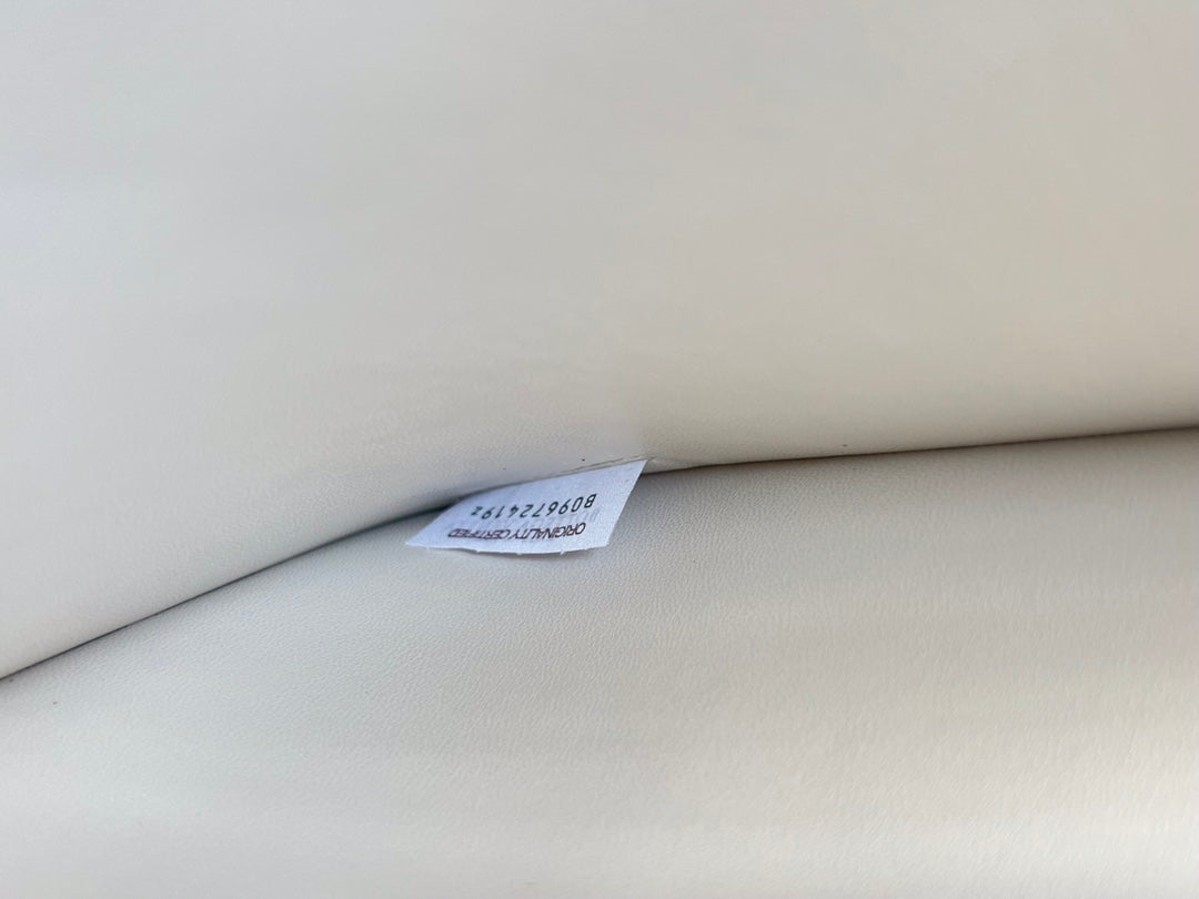 Große Kassettentasche, 35 Zoll, weißes Kalbsleder