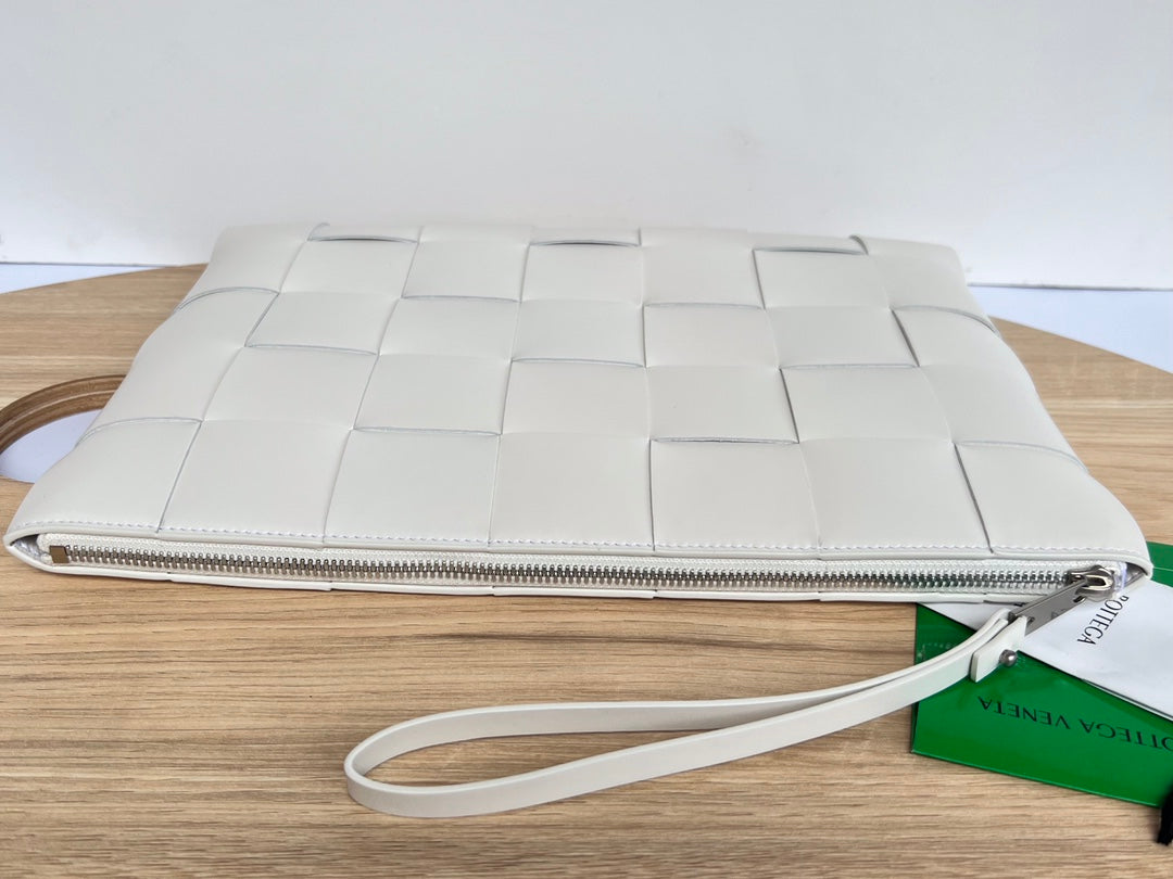 Große Kassettentasche, 35 Zoll, weißes Kalbsleder